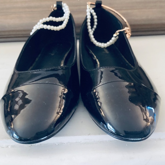 Womens Sz 8 Cap Toe Ankle Pearl Chain Charm Ballerina Flats Black Patent Leather - Picture 10 of 16